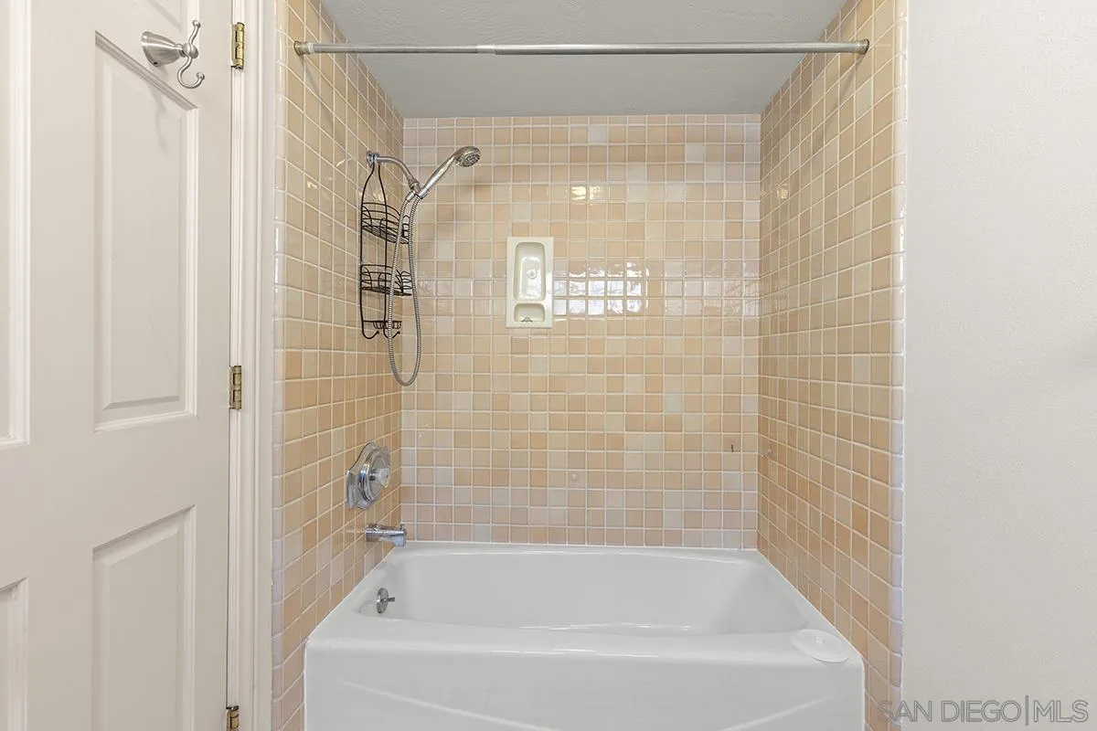 6350 Calle Del Campanario