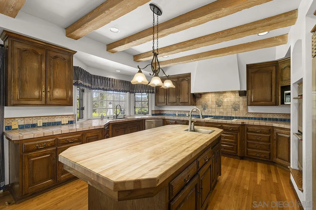 6350 Calle Del Campanario