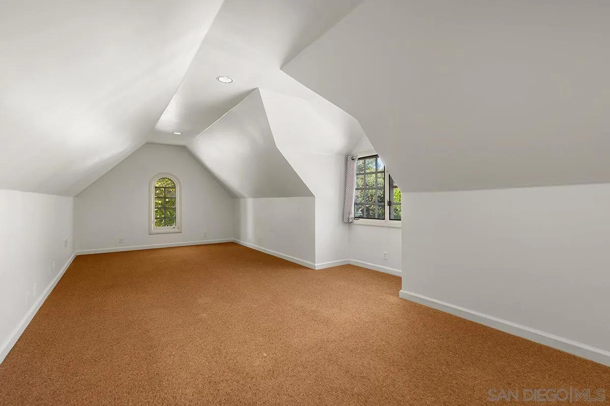 6350 Calle Del Campanario