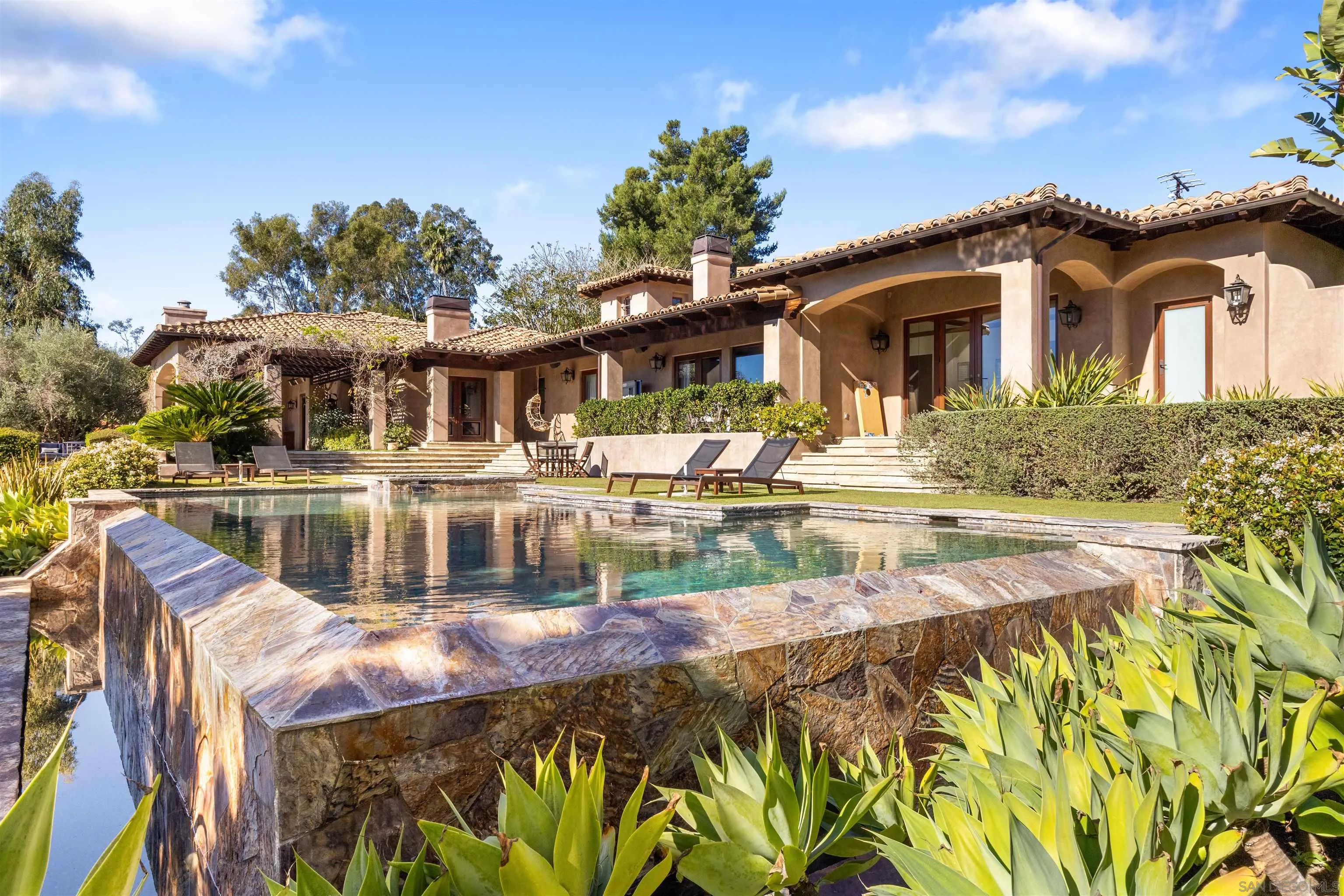 6871 Las Colinas