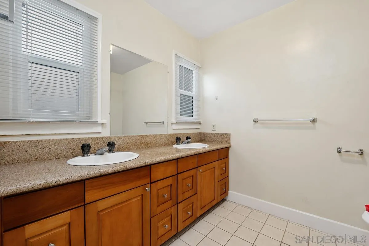 1817 1/2 Fremont Ave