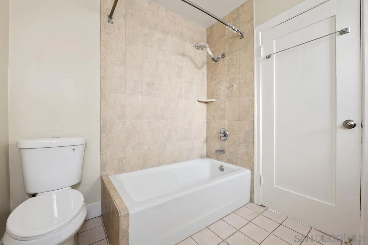 1817 1/2 Fremont Ave