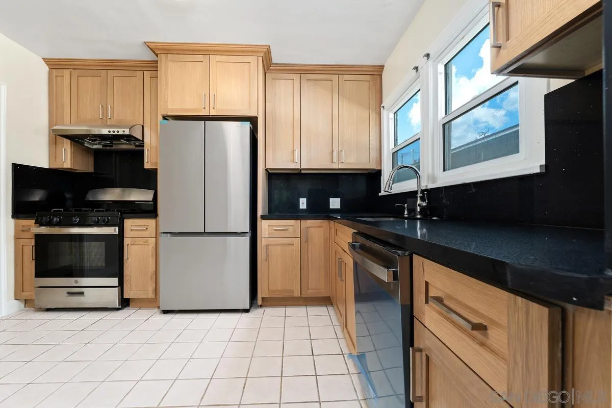 1817 1/2 Fremont Ave