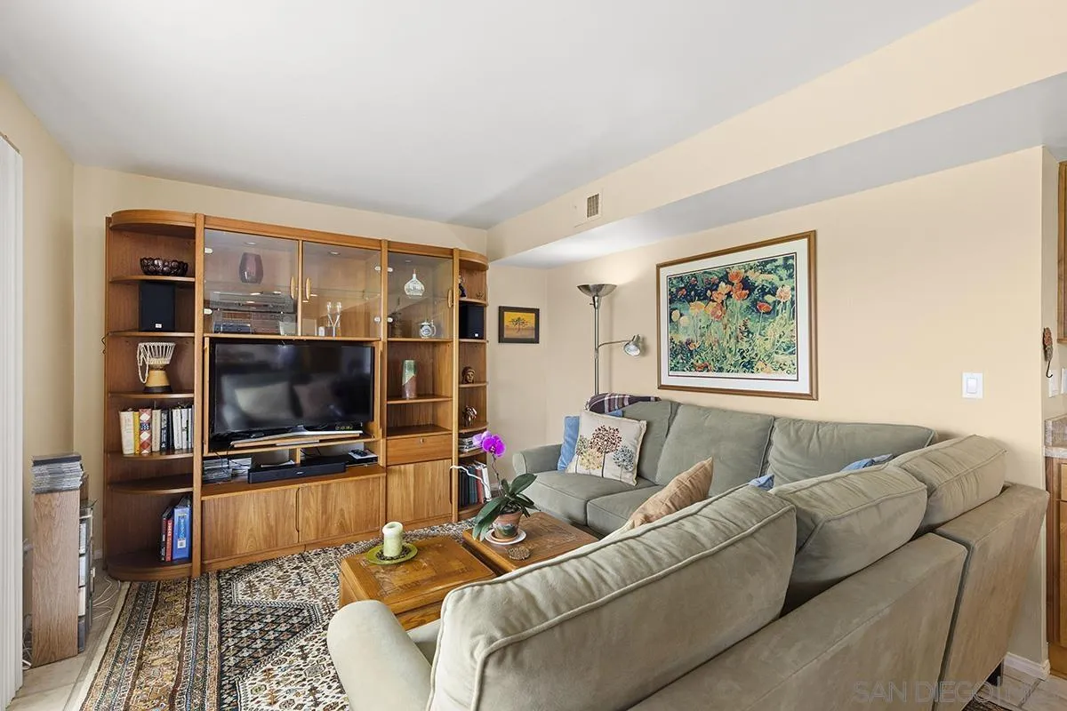 1012 Santa Florencia