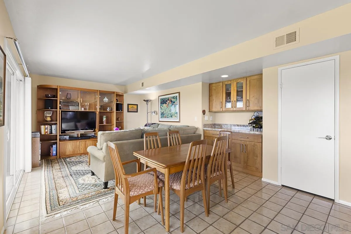 1012 Santa Florencia