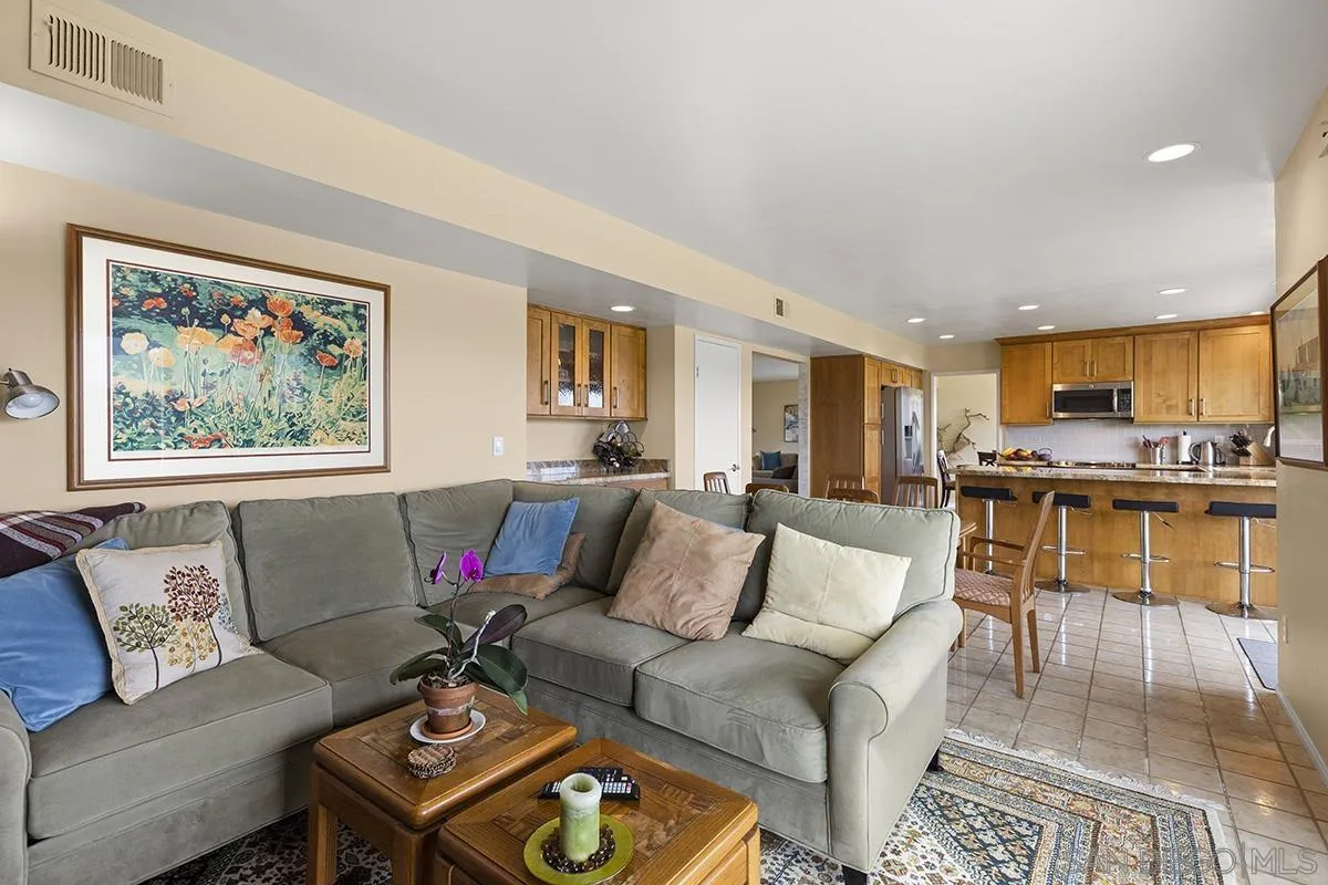 1012 Santa Florencia