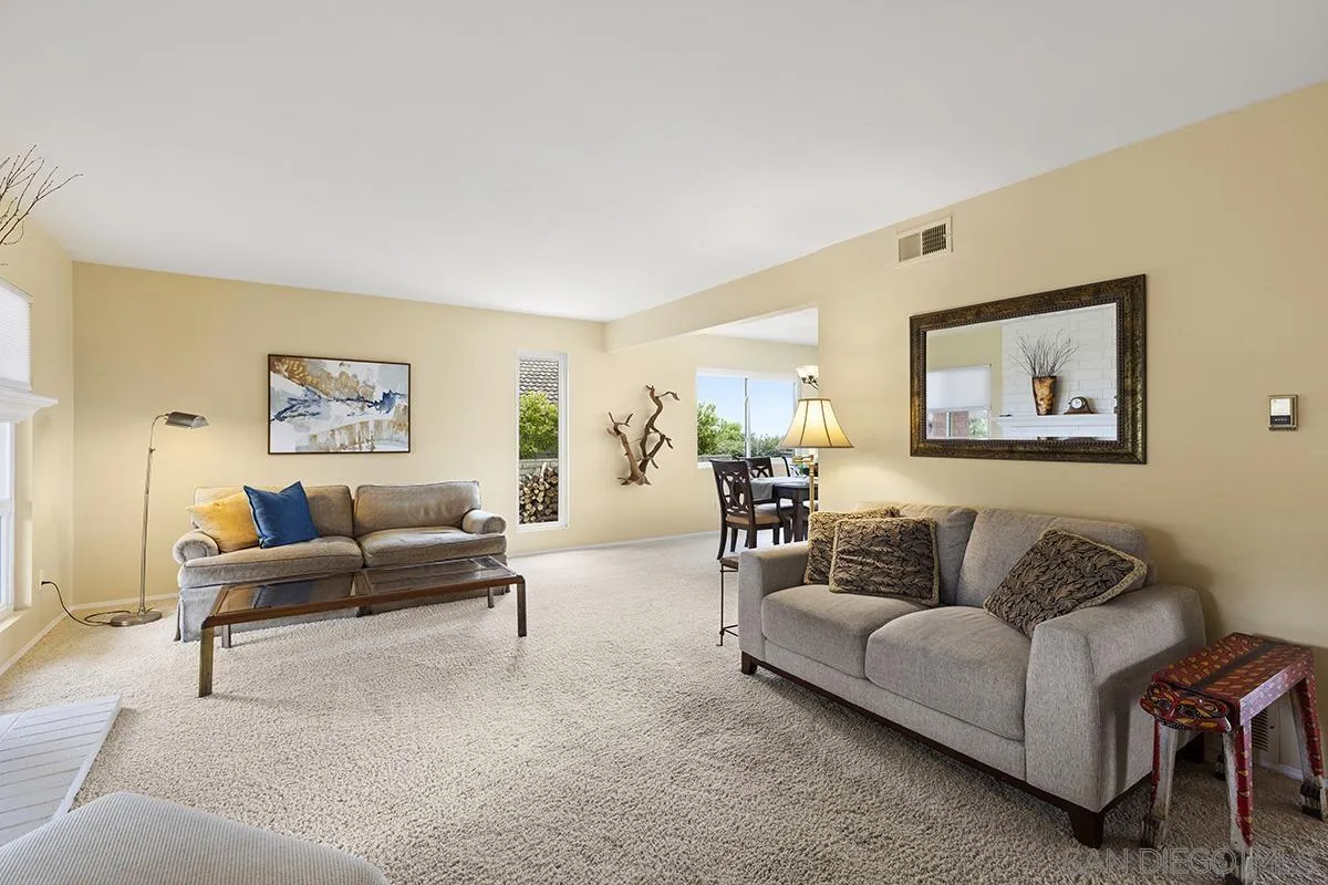 1012 Santa Florencia