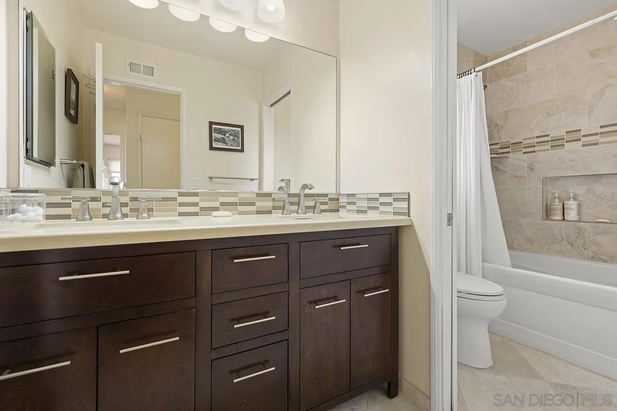 1012 Santa Florencia