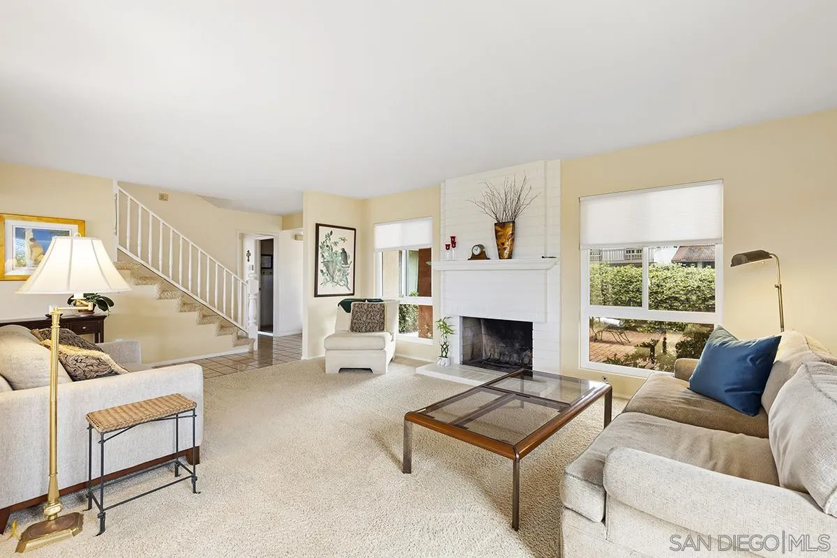 1012 Santa Florencia