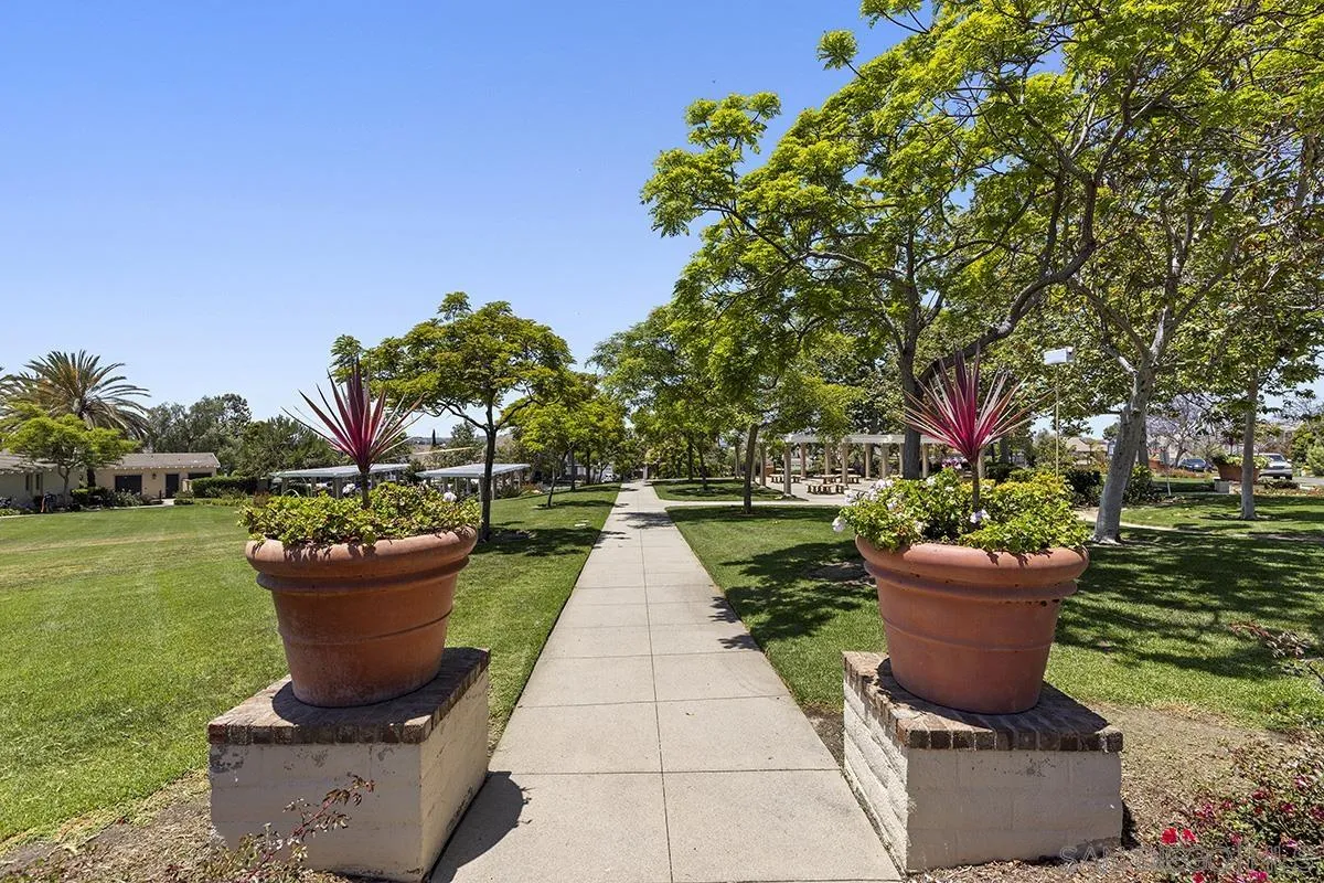 6338 Huntington Dr