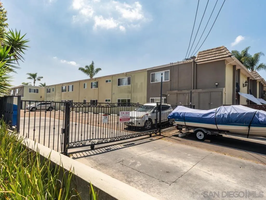 6602 Beadnell Way Unit 4