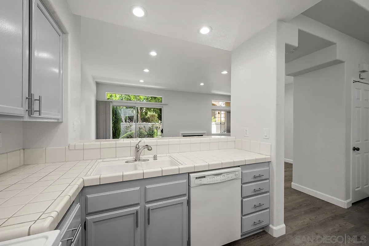 7274 Shoreline Dr Unit 117