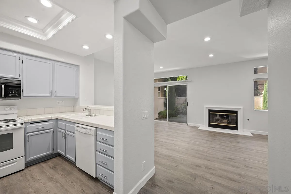 7274 Shoreline Dr Unit 117