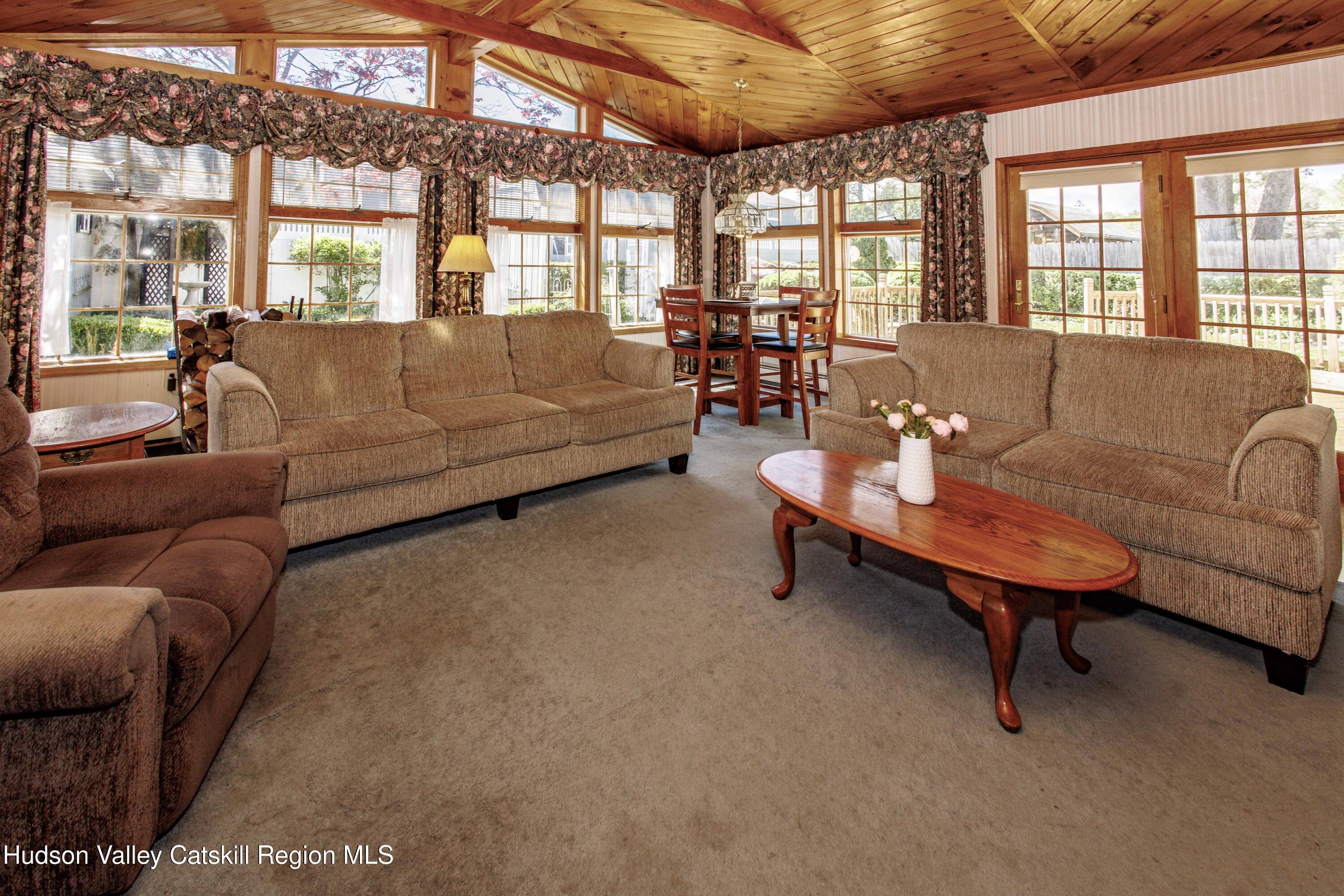 25 Meadowbrook Drive