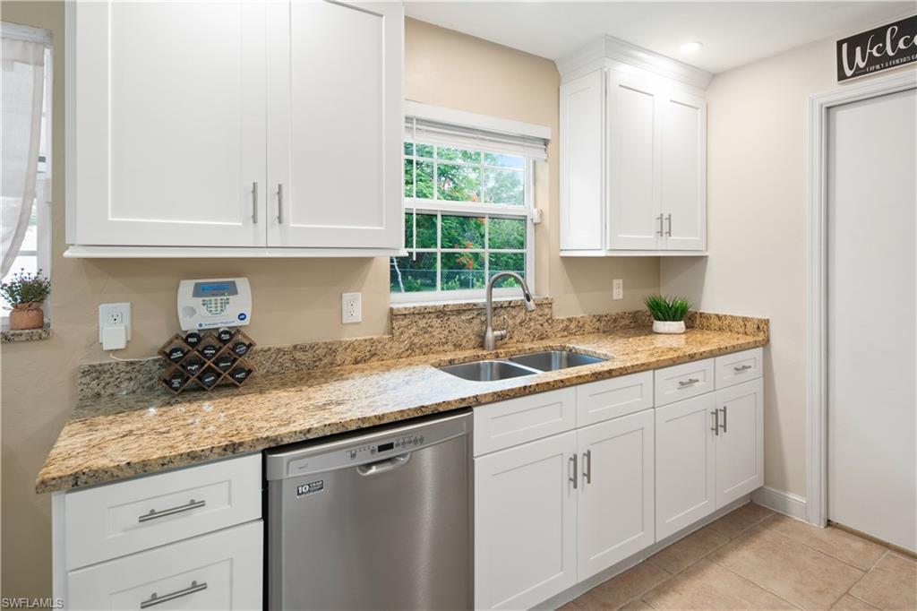 900 Coconut CIR W