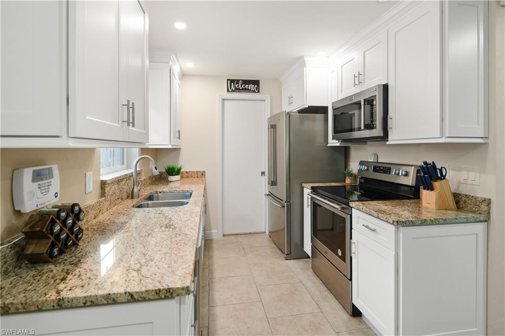 900 Coconut CIR W