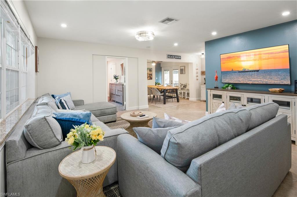 900 Coconut CIR W