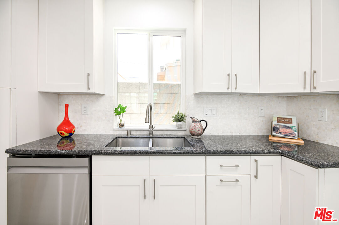 4564 W Broadway Unit B