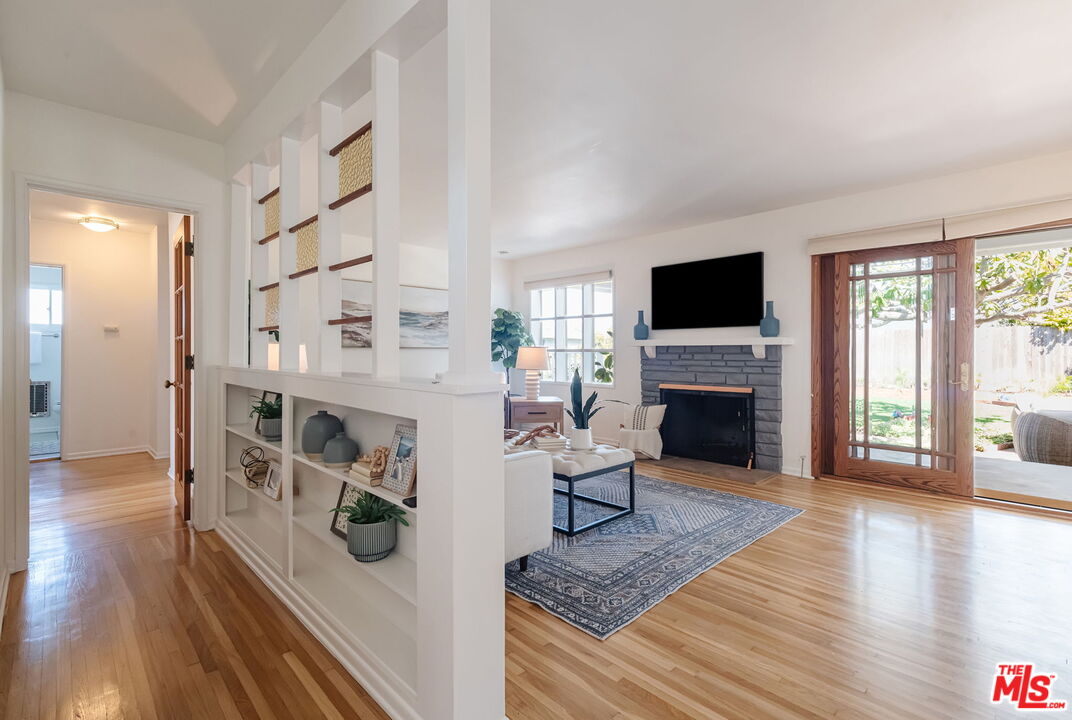 637 Via Los Miradores