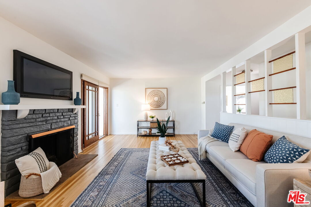 637 Via Los Miradores