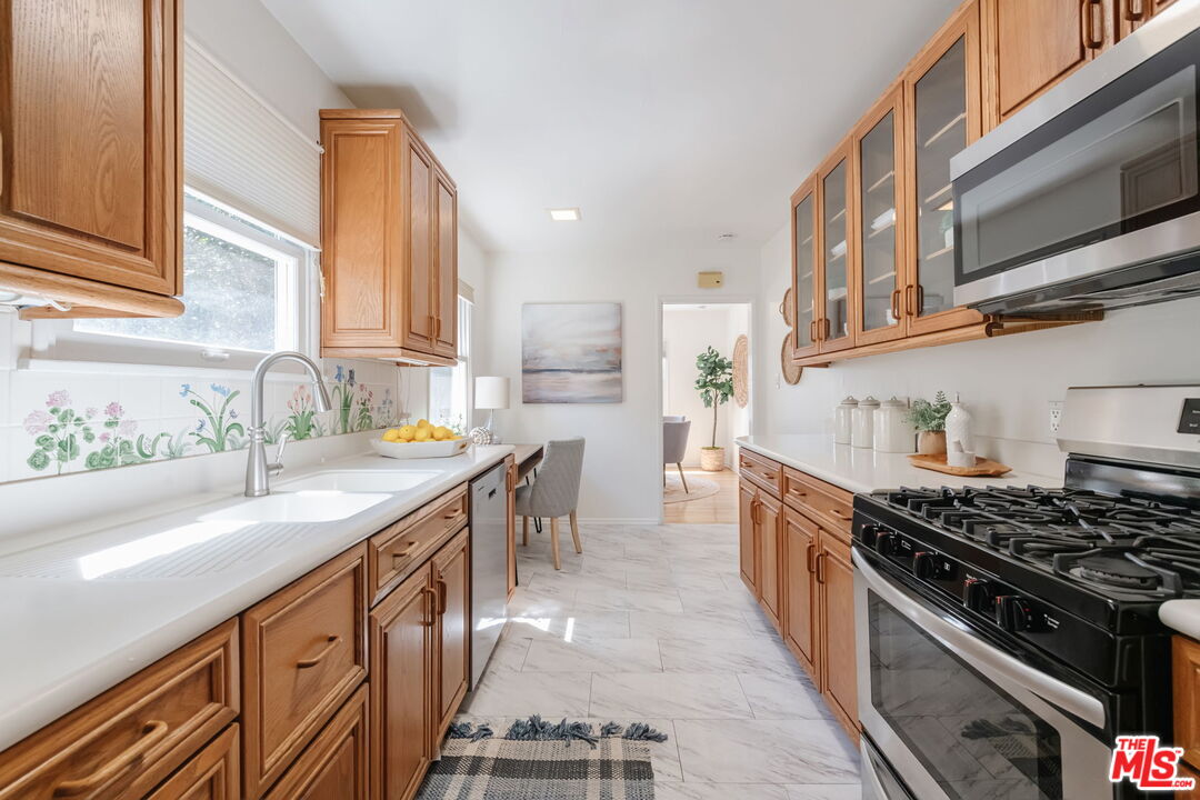 637 Via Los Miradores