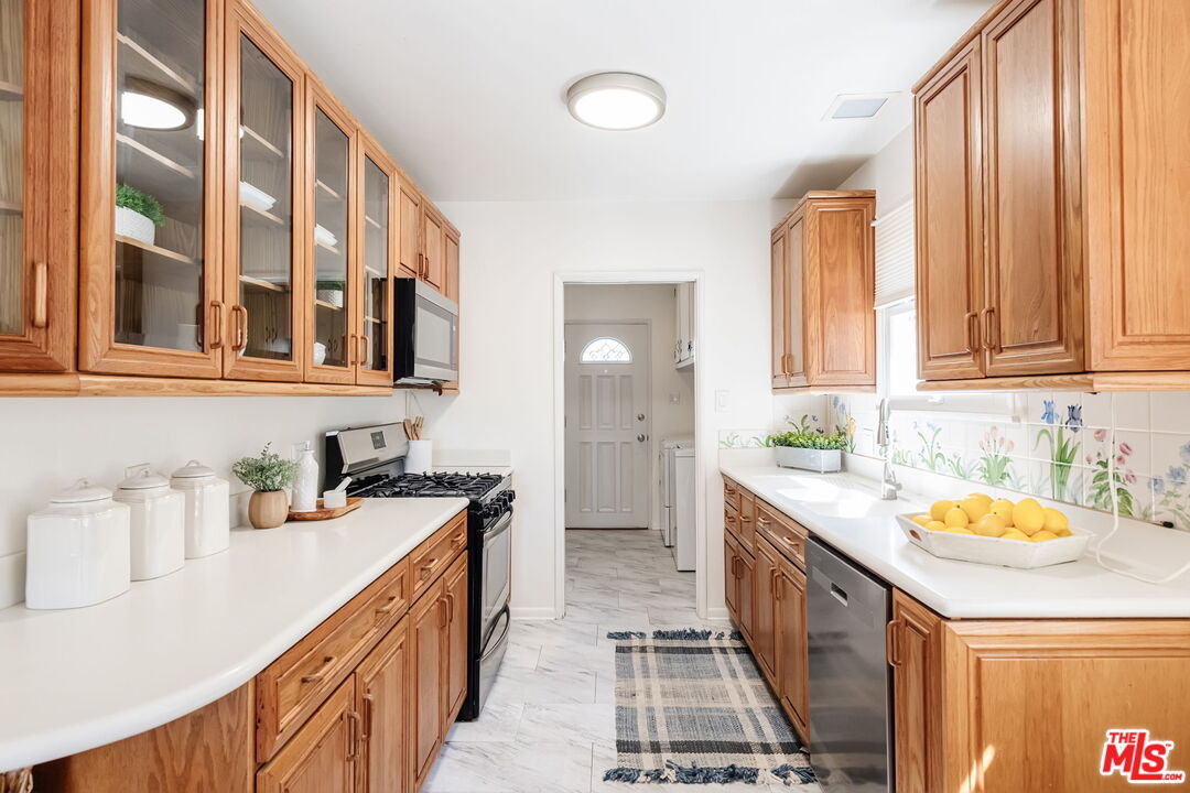 637 Via Los Miradores