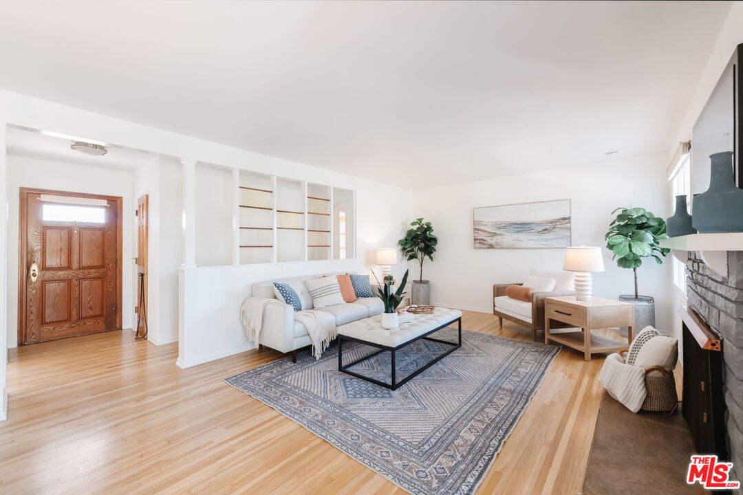 637 Via Los Miradores