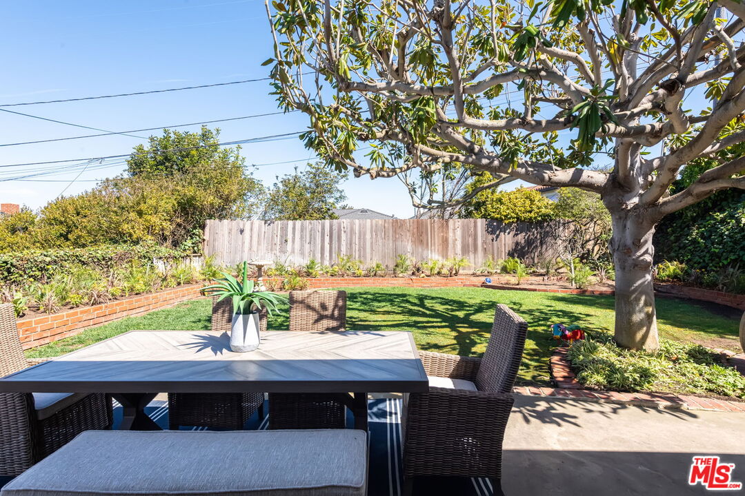 637 Via Los Miradores