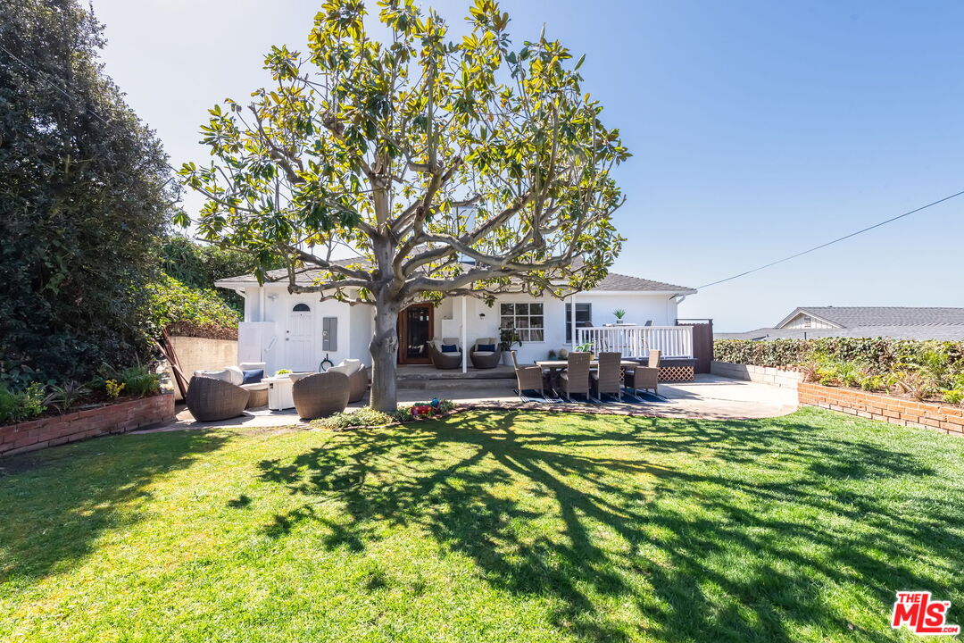 637 Via Los Miradores