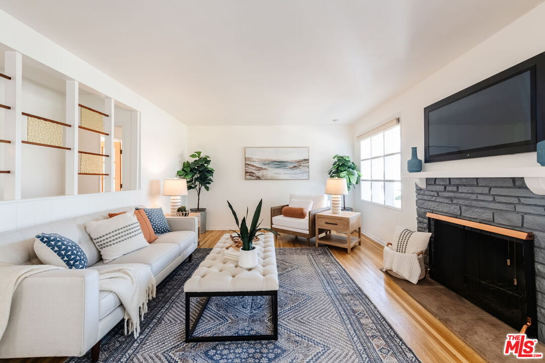 637 Via Los Miradores