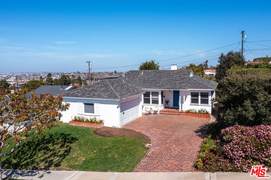 637 Via Los Miradores