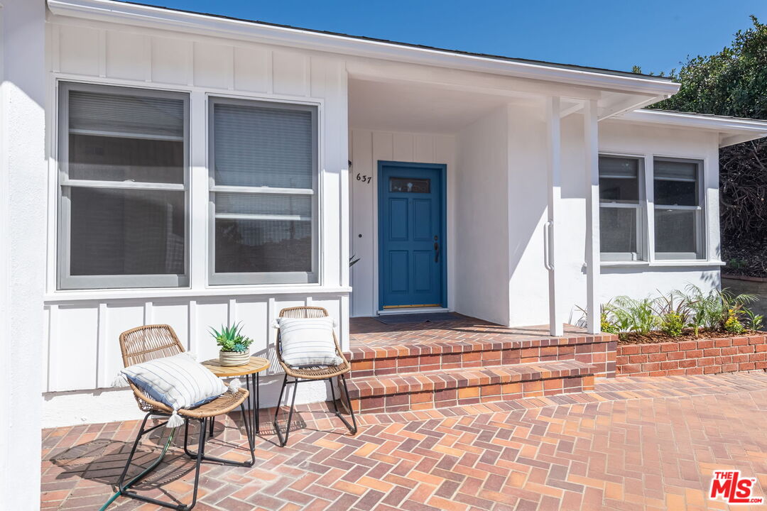 637 Via Los Miradores