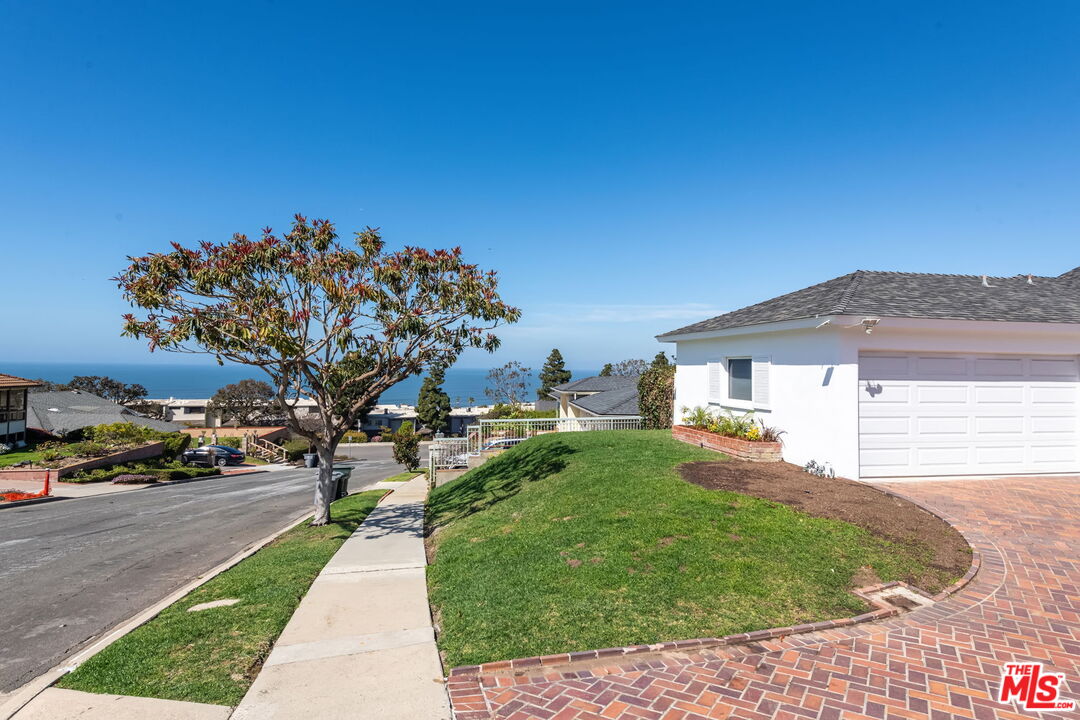 637 Via Los Miradores