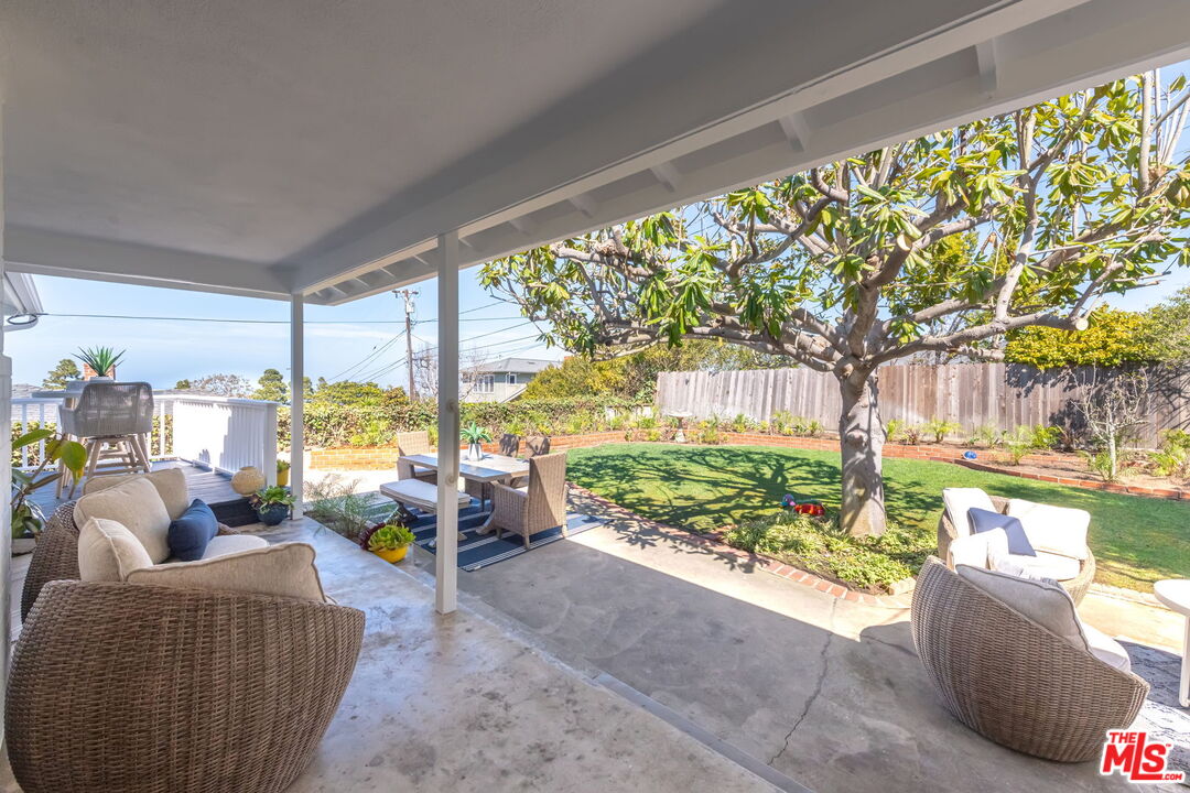 637 Via Los Miradores