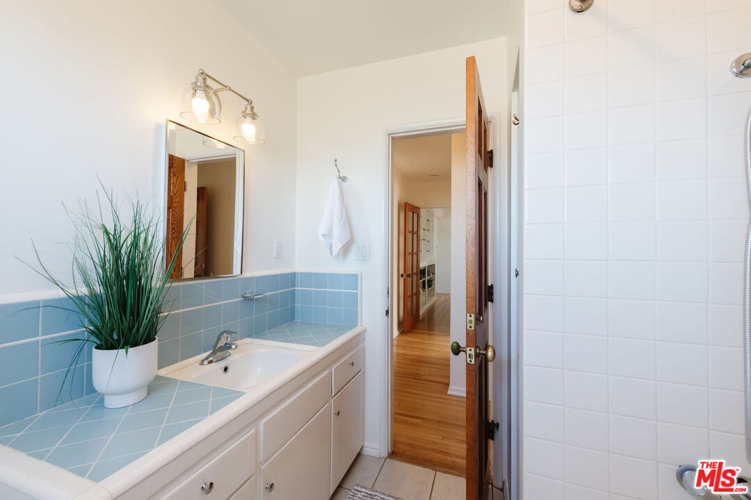 637 Via Los Miradores