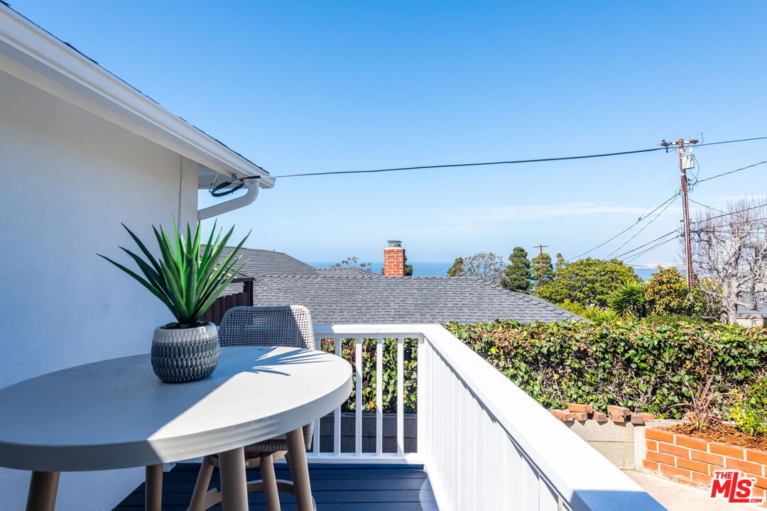 637 Via Los Miradores