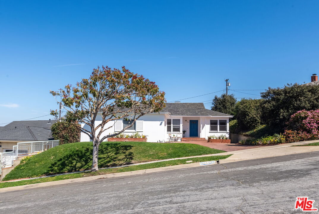 637 Via Los Miradores