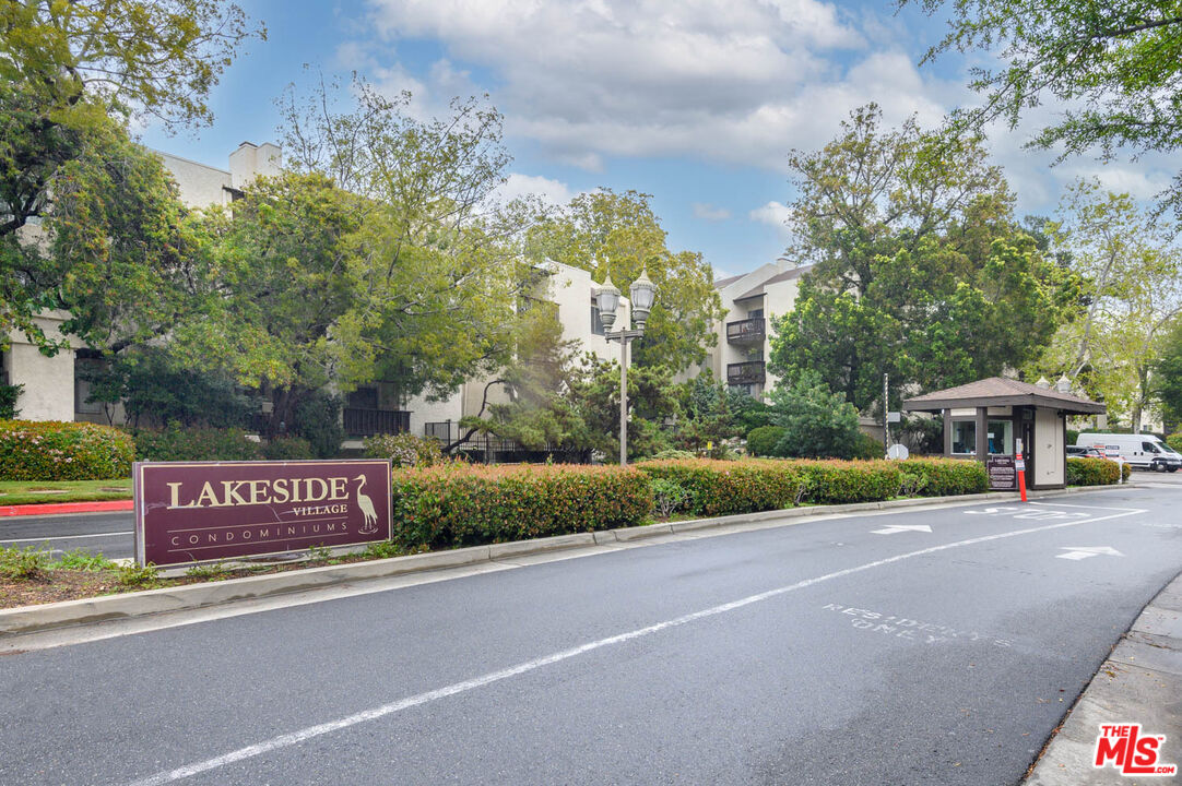 11201 Summertime Ln Unit: 201