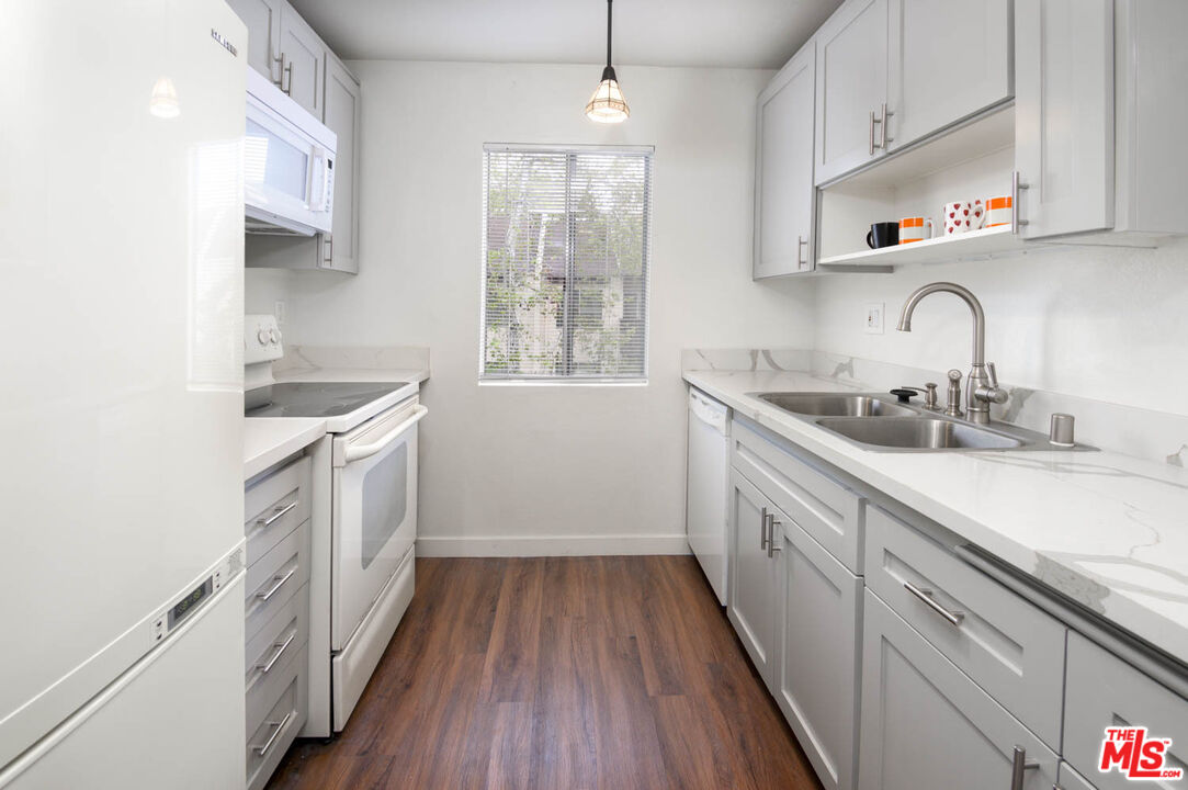 11201 Summertime Ln Unit: 201