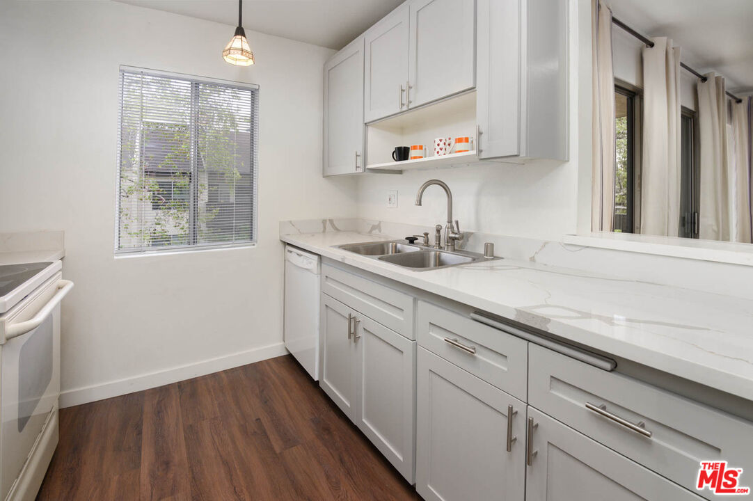 11201 Summertime Ln Unit: 201