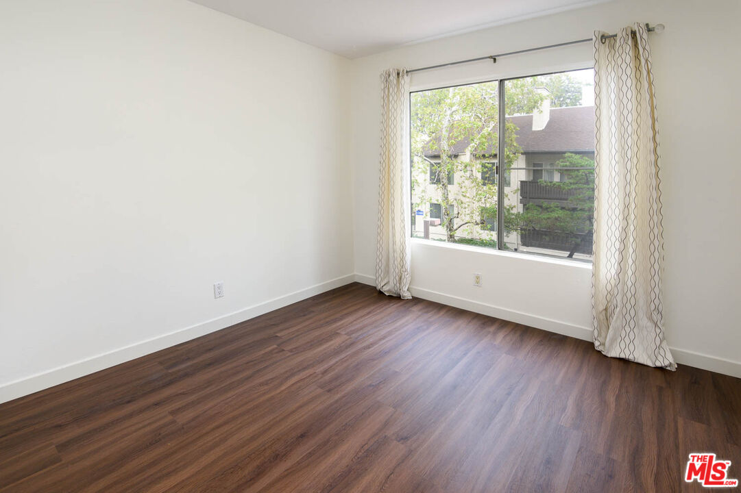 11201 Summertime Ln Unit: 201