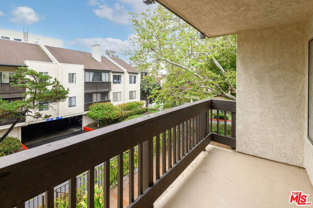 11201 Summertime Ln Unit: 201