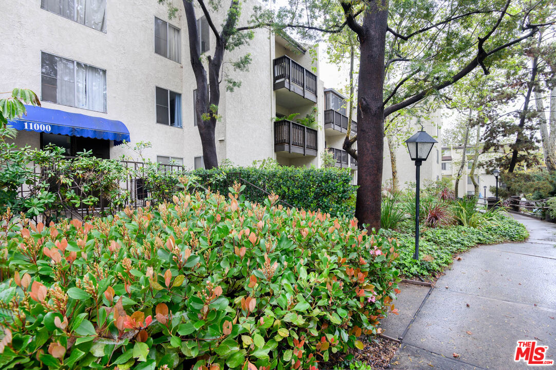 11201 Summertime Ln Unit: 201