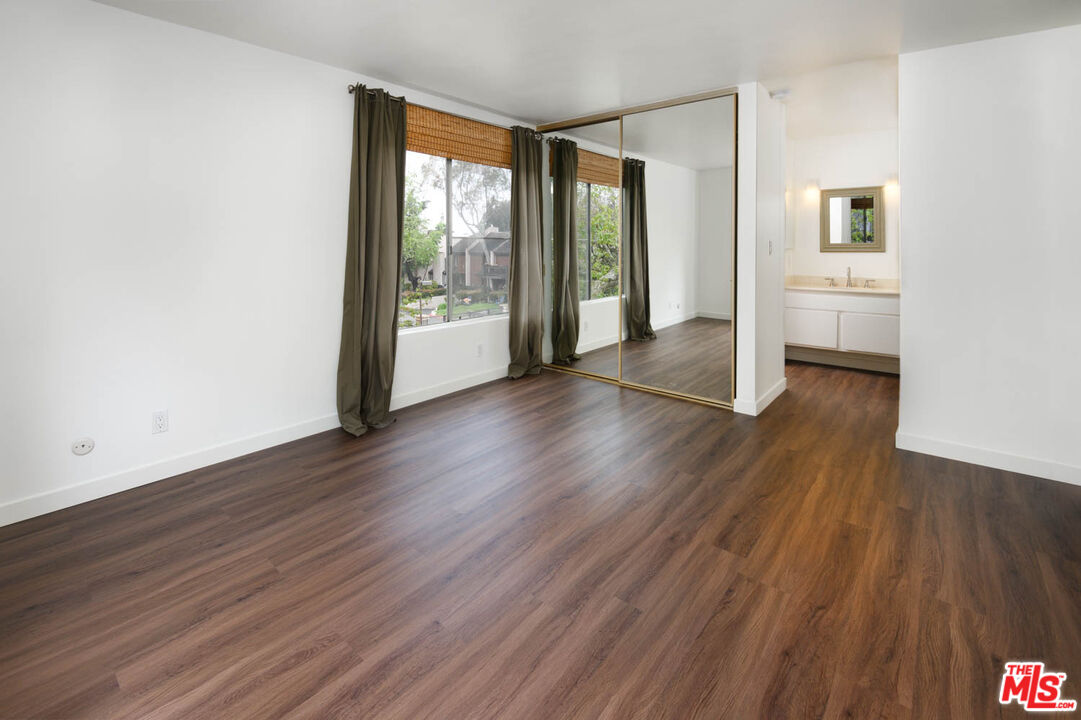 11201 Summertime Ln Unit: 201