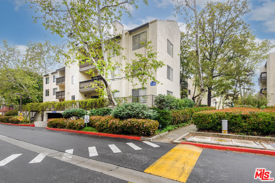 11201 Summertime Ln Unit: 201