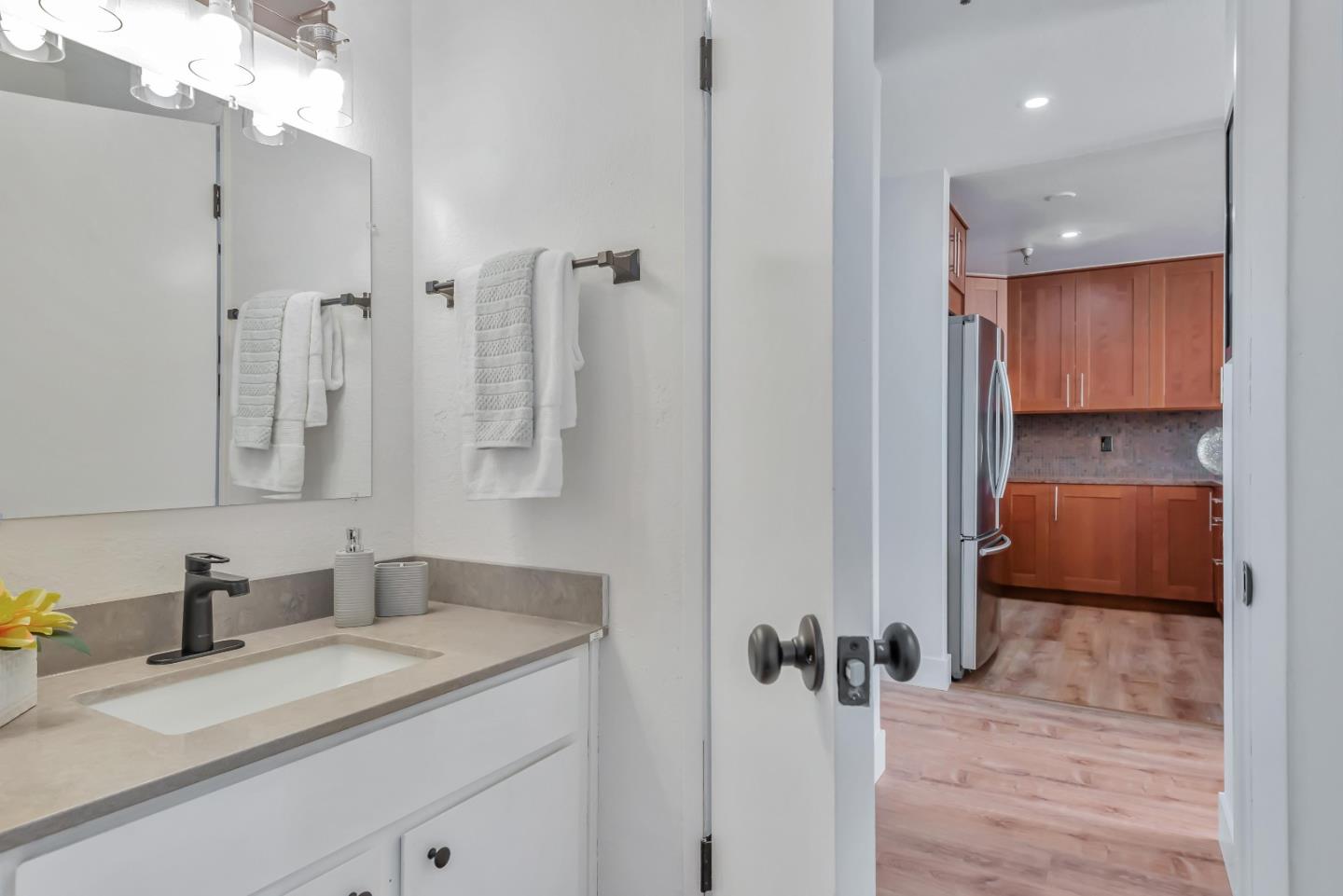 725 Mariposa AVE 306