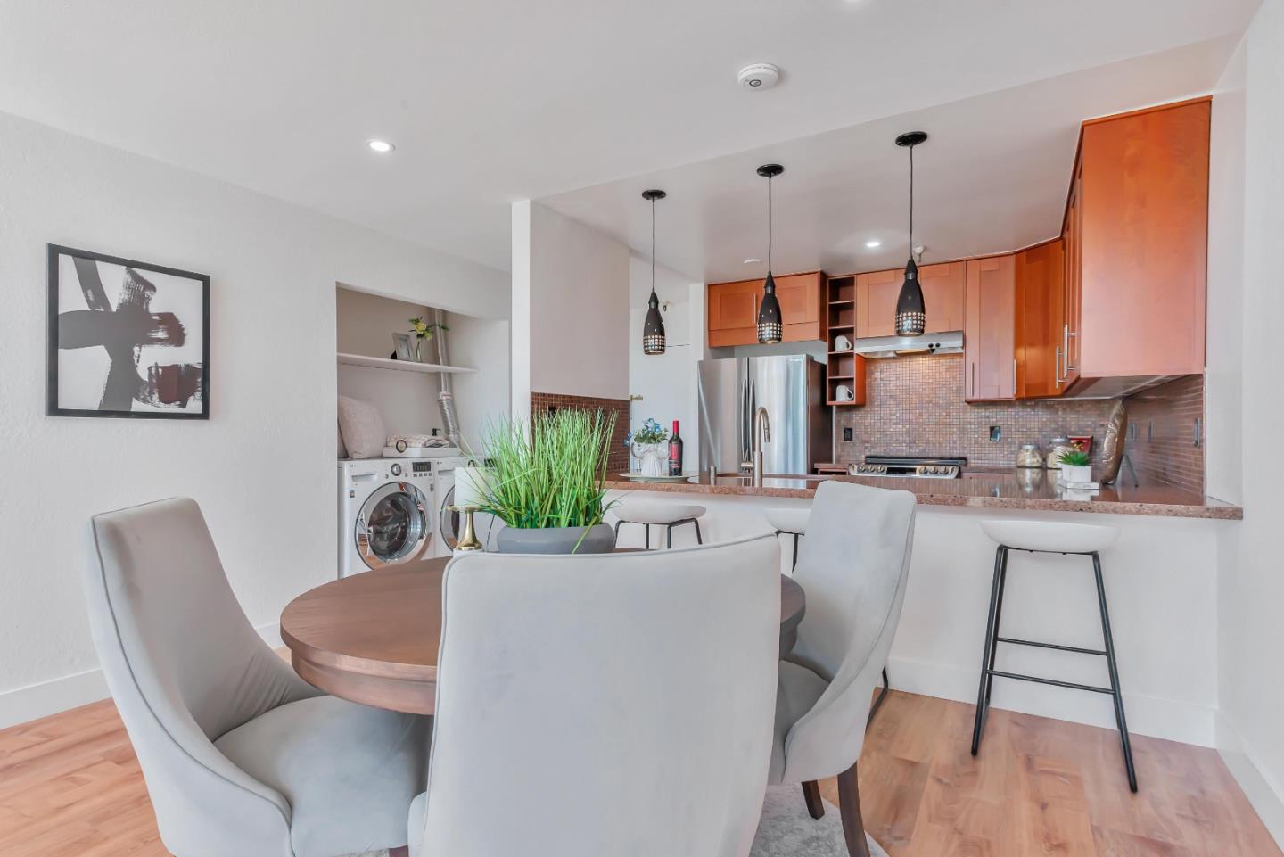 725 Mariposa AVE 306