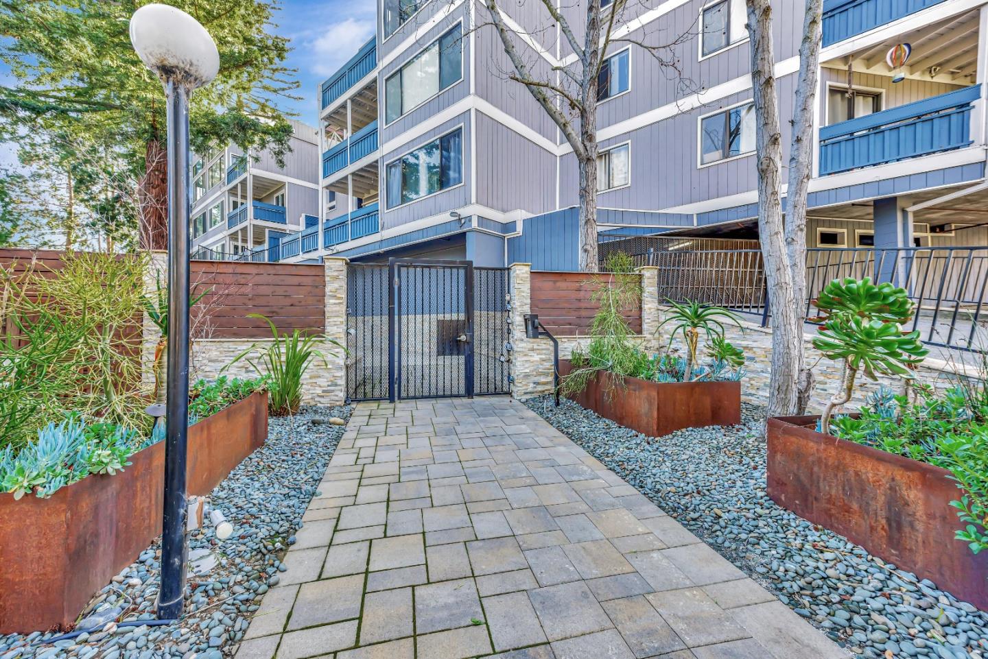 725 Mariposa AVE 306