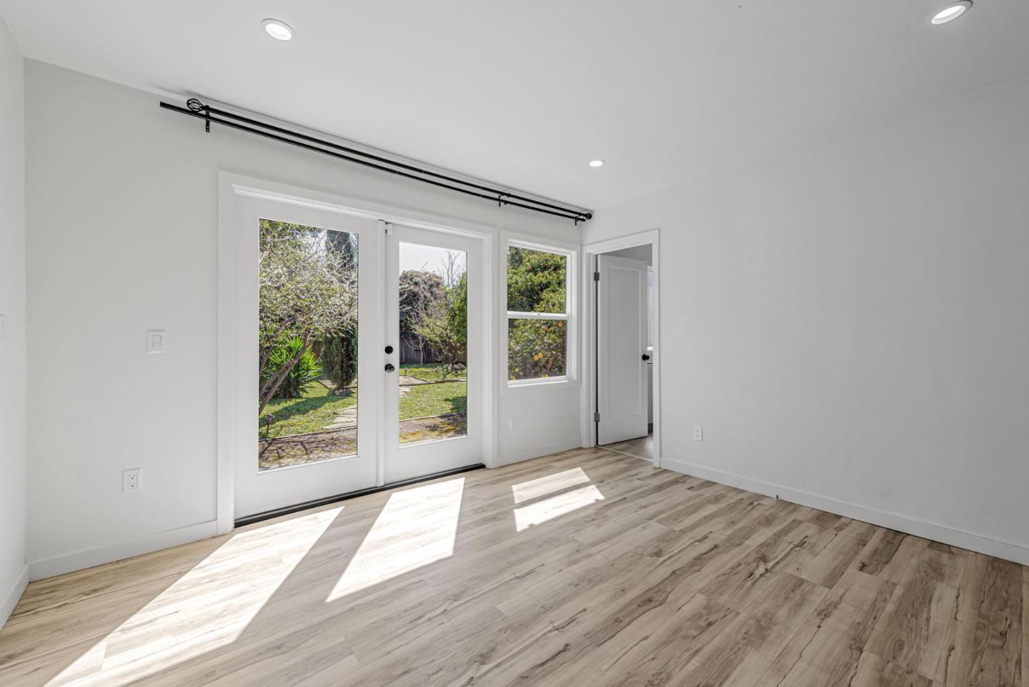 138 E Hillsdale Blvd