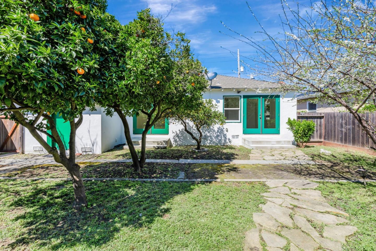 138 E Hillsdale Blvd